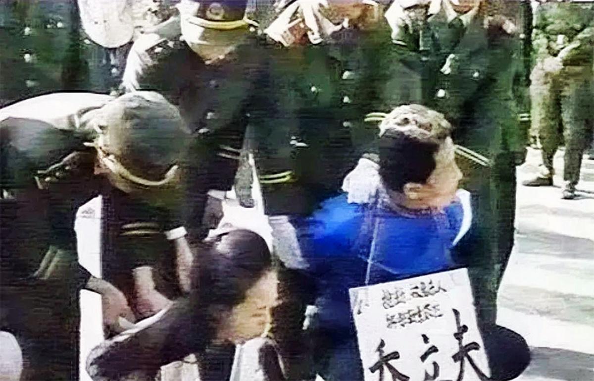 1995年，“全国散打冠军”乔立夫，被押往了东莞郊外刑场，镜头里的他虽然五花大绑