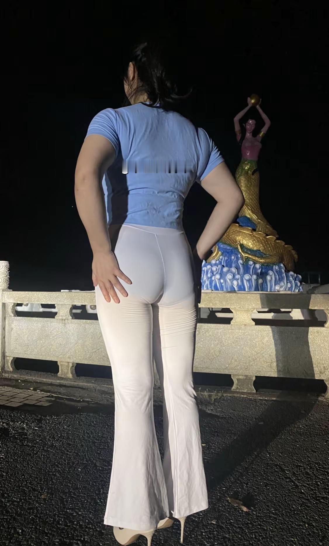 明天就端午节了，提前祝大家端午安康夜晚背影随拍 运动健身ootd 白色紧身裤 感