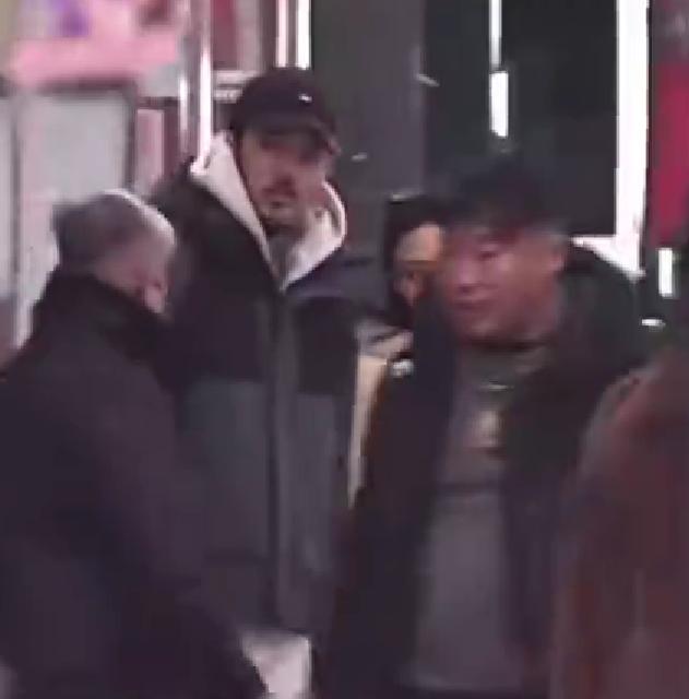 陈冰挺孕肚与陈牧驰逛街，穿皮草气色绝佳，全程被贴心守护
近日，有路人偶遇陈冰和陈