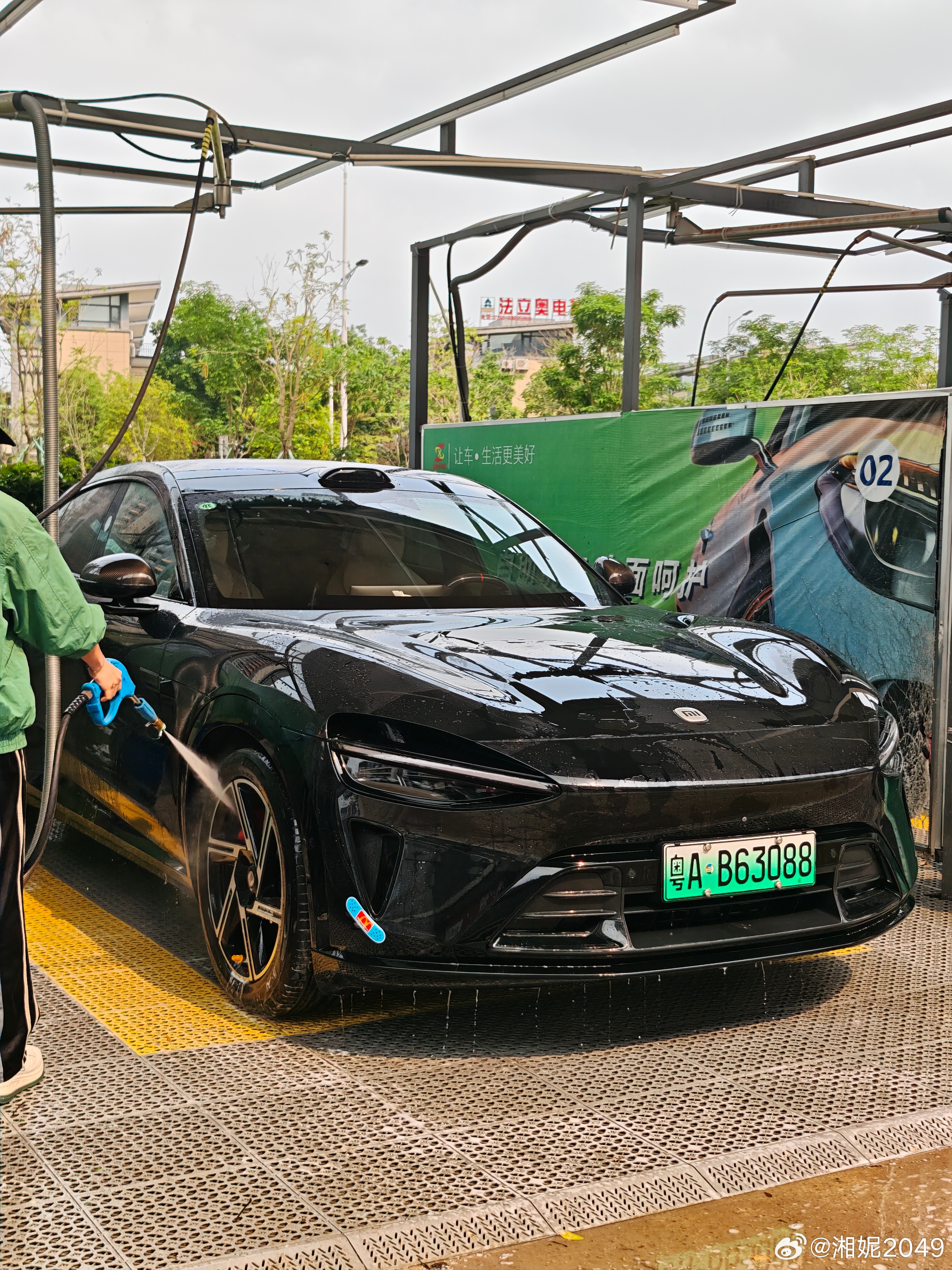 洗个车，顺便待会试试无麦K歌的效果汽场全开