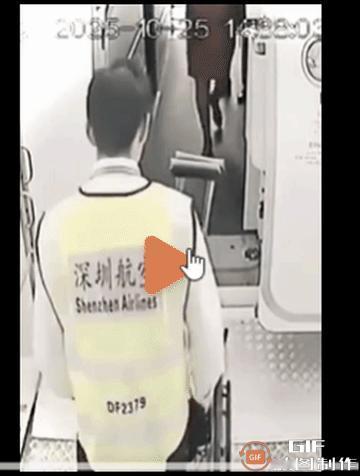 这不服务挺到位的嘛，一名深航人员，一名机场地勤人员，三名空服人员，一共五个人在帮