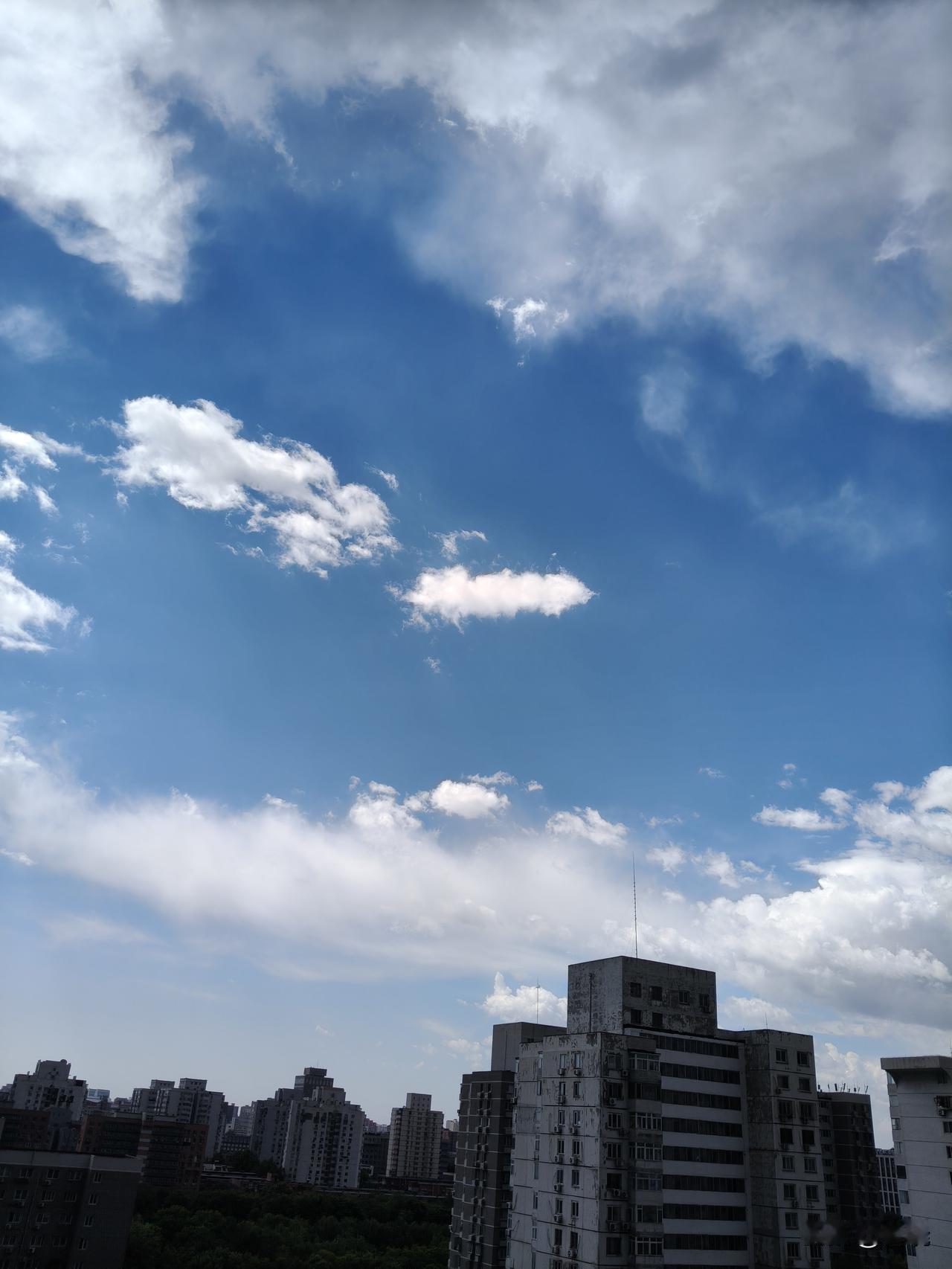 今日天空之景
上午8点，我伫立阳台，仰望苍穹，天空蓝白交织，阳光分外夺目。
上午