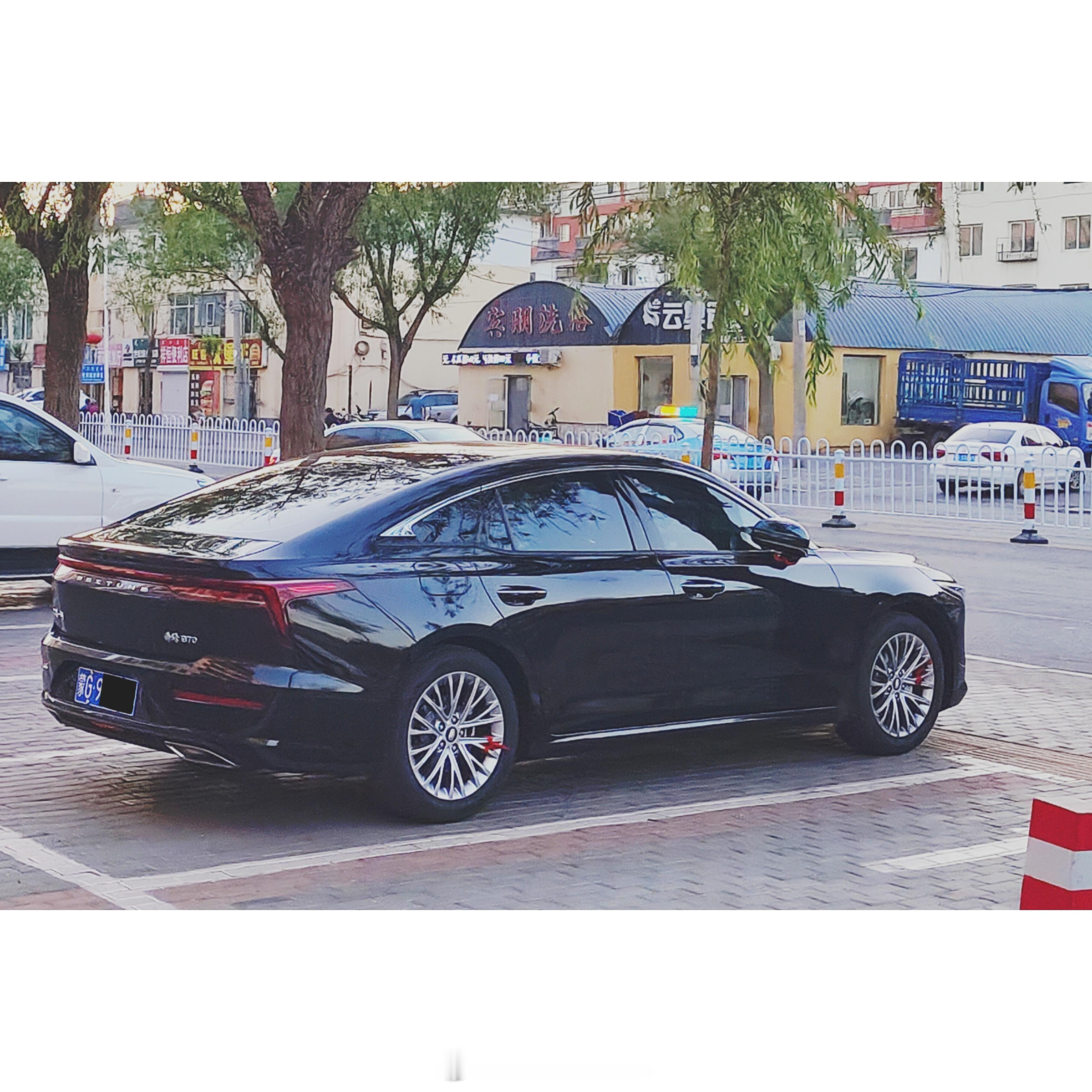 轿车刹车失灵以时速115狂奔490公里看尾灯像B70，真佩服车主，更佩服厂家。最