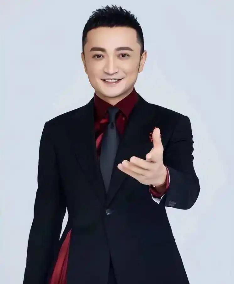 43岁的尼格买提刚把第三届金声奖捧回家，从2015年首登春晚到2026年马年，他