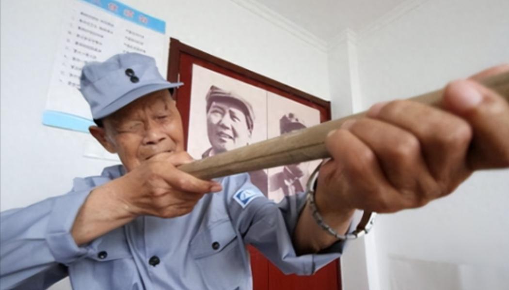 1956年，山东35岁农民咳嗽十年不愿就医，一天，他突然咳出一个黑色带血的东西，