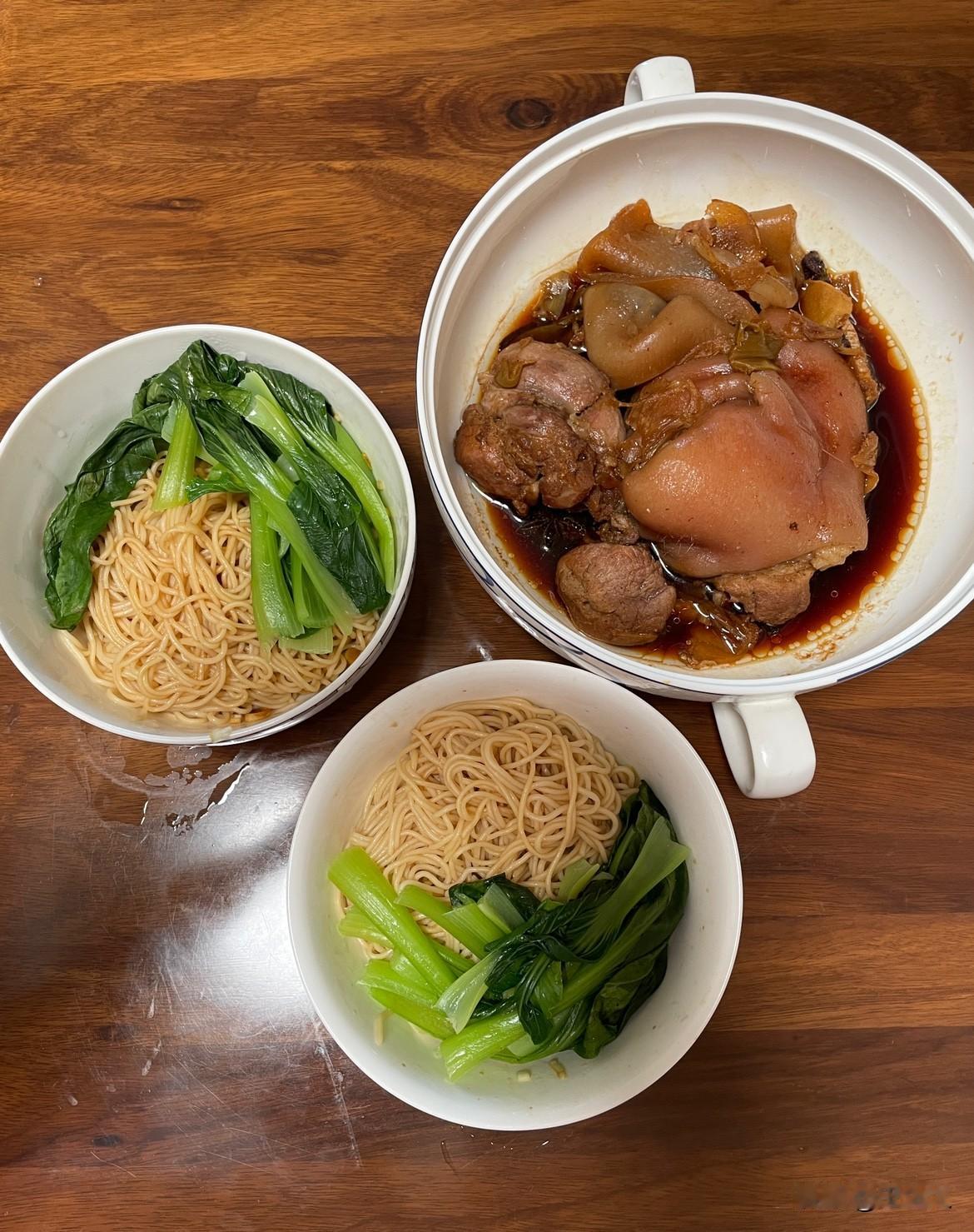 晒午餐咯！

郑州65岁老两口的午餐，好吃不贵。肘子13.1元，面条1元，青菜0