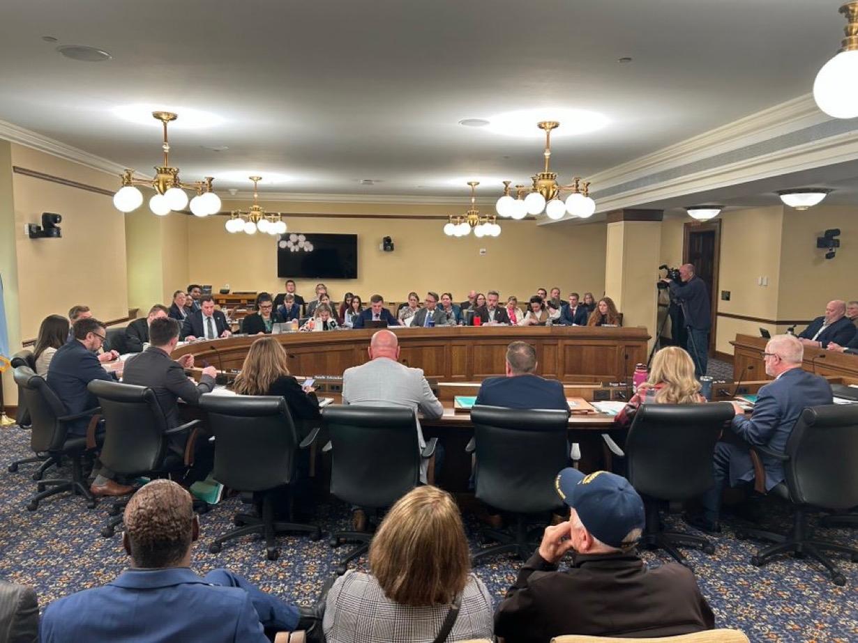 美国明尼苏达州众议院规则与行政委员会刚刚投票反对继续推进对州长蒂姆·沃尔兹和总检