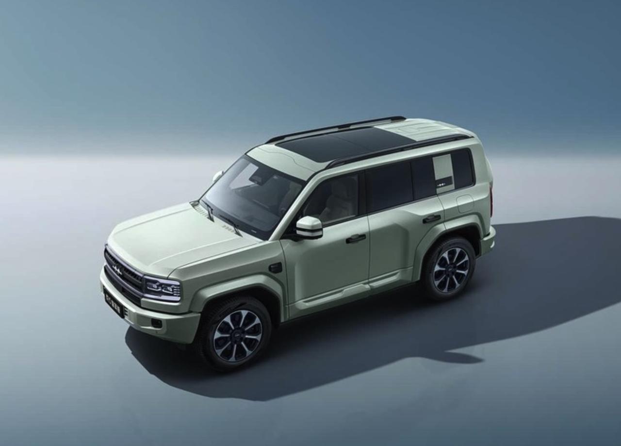 方程豹5与坦克300 Hi4-T代表了25万级新能源硬派SUV的两种技术路线：前