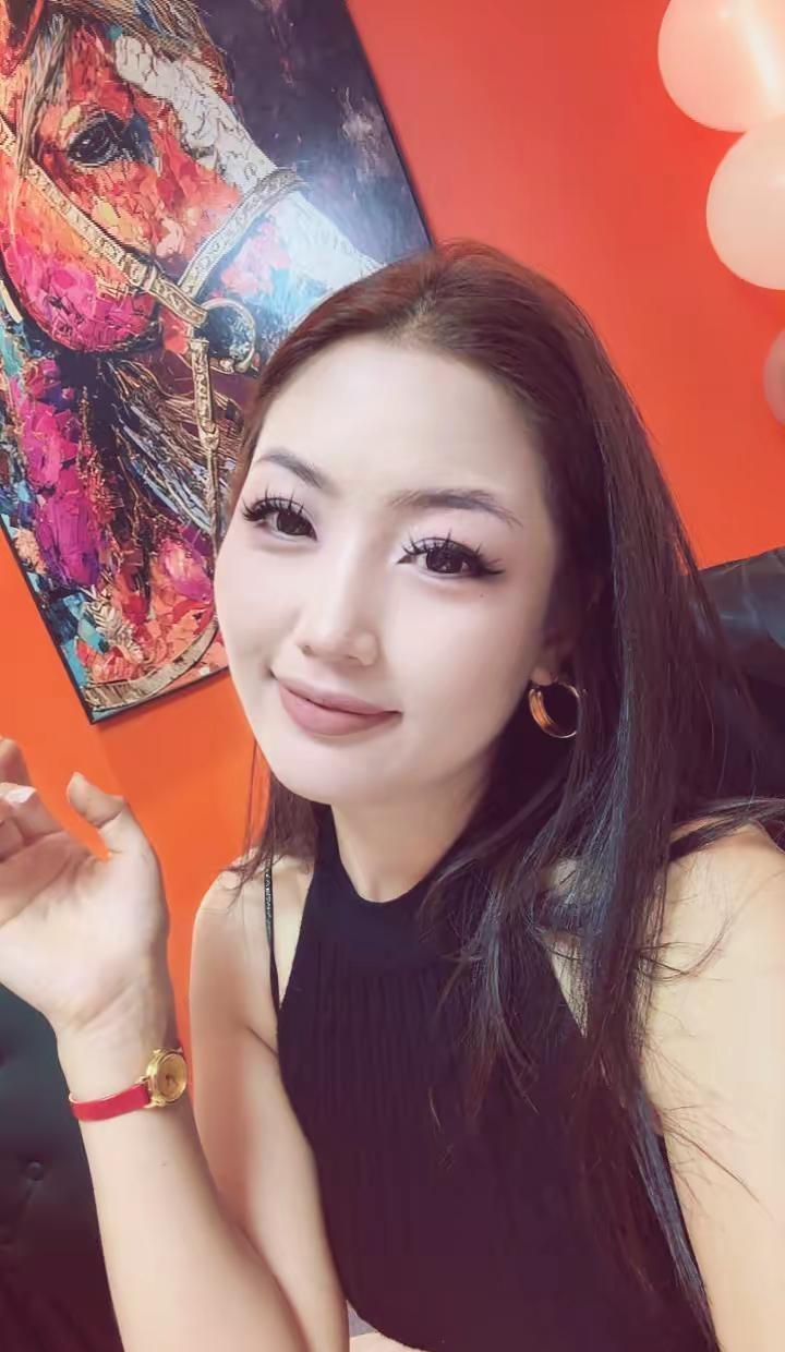 有人喜欢你是因为你有点好看漂亮还懂事而有的人喜欢你是因为你哭了明白你的狼狈想把肩