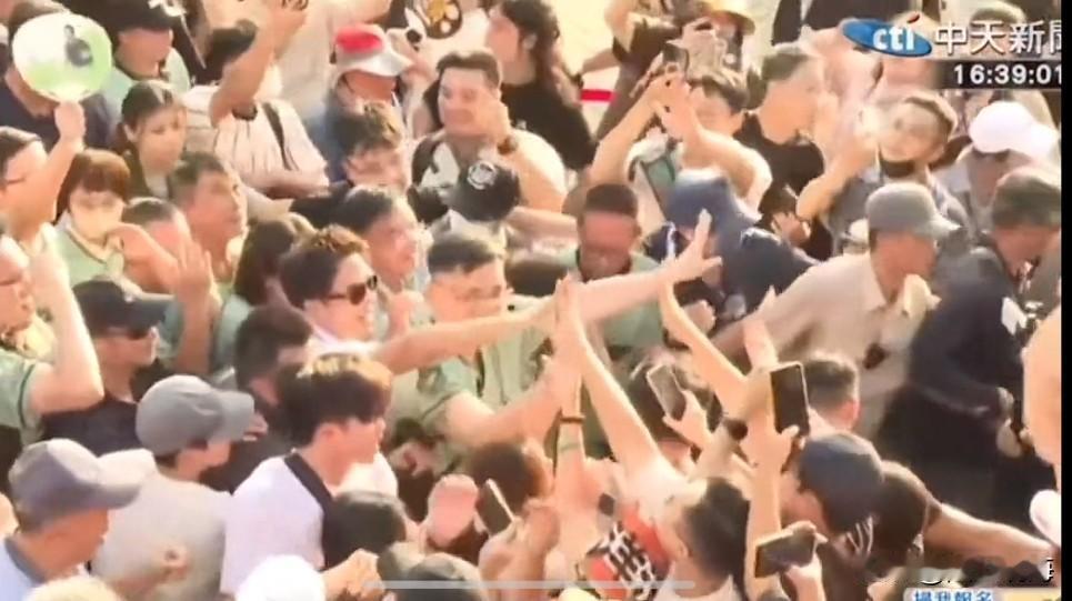 这就是“洋流”？

民进党台北市长参选人沈伯洋，南下高雄，和民进党高雄参选人赖瑞