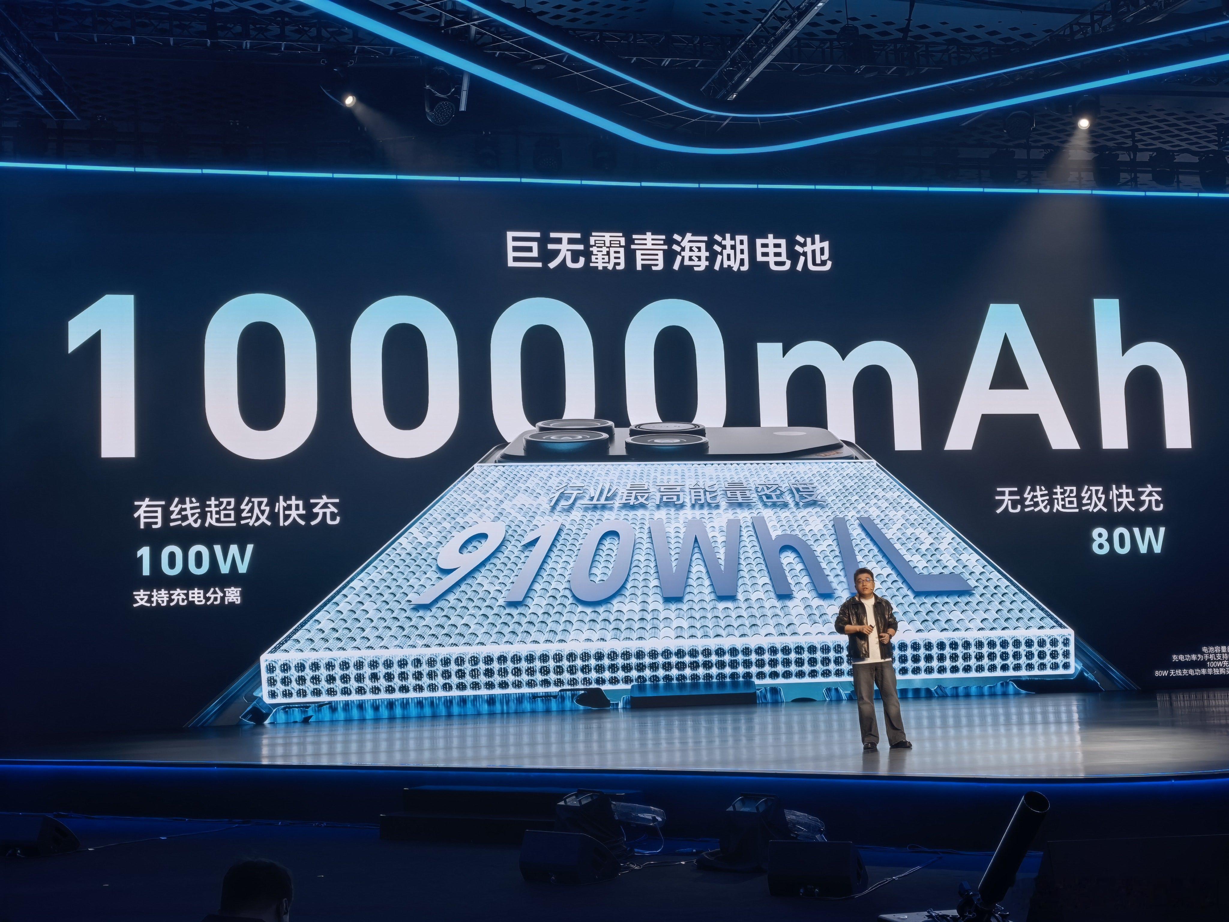 荣耀WIN的电池达到了10000毫安时，密度也是最高，风扇还可以5年不限次数清灰