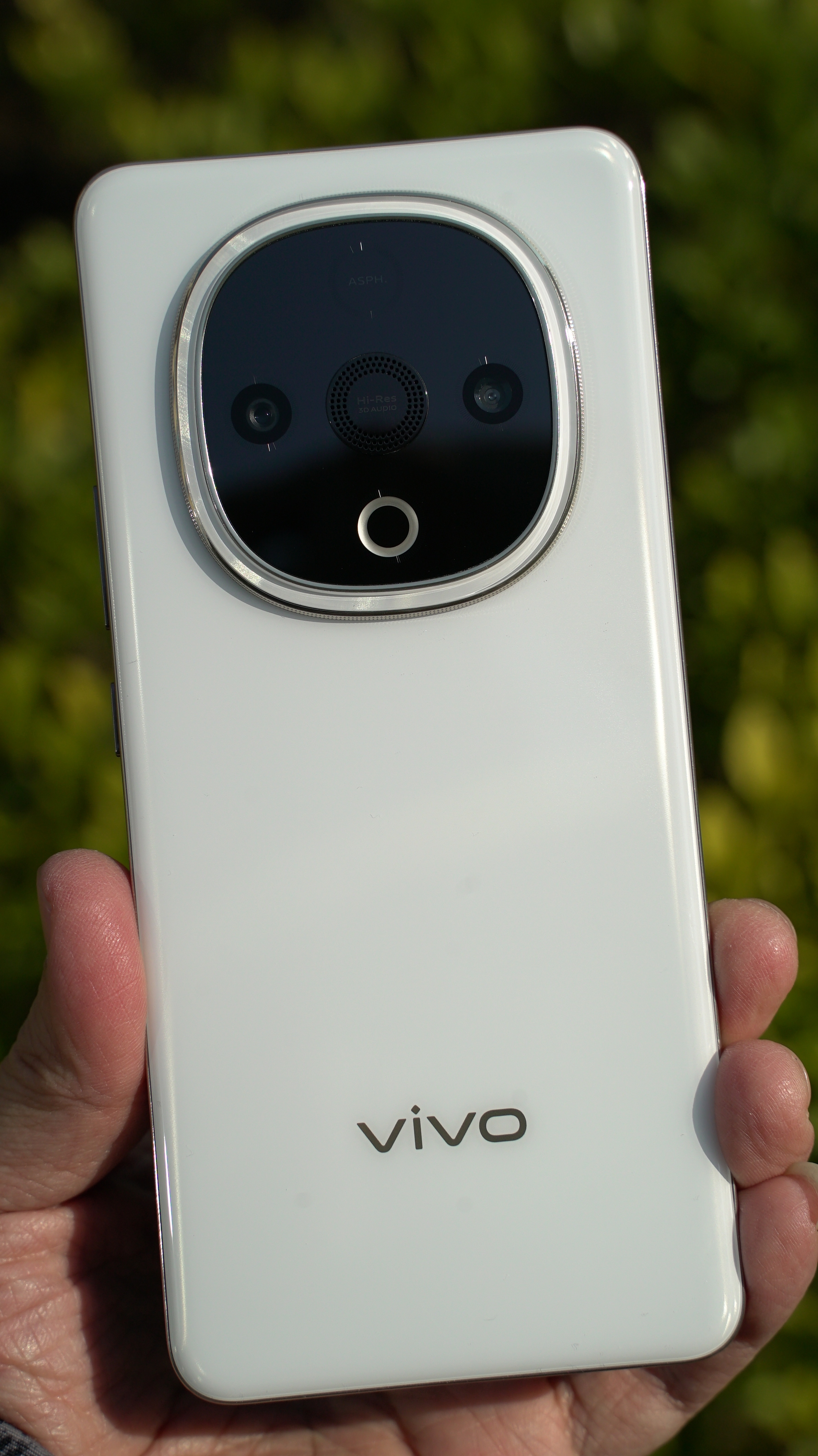 买手机，颜值重要么？重要，毕竟颜值就是第一生产力，vivo Y300，不仅有颜值