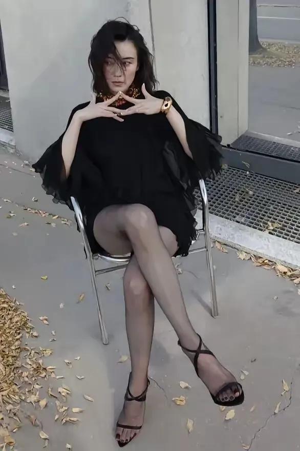 宋佳，这张照片在“秋风中”，她的眼神感觉是一种凄凉，满地的落叶更是让人难以忘怀，