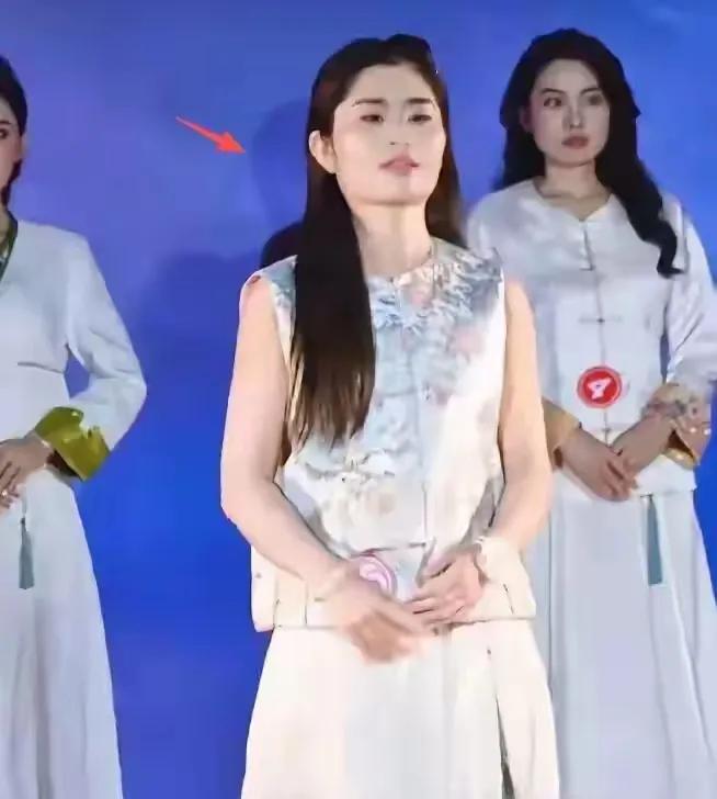 张倩长得普通没有错，错就错在她还非常自信，去参加选美，关键是还被选上了冠军。
怪