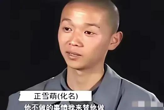 安徽，一位17岁少年放学回家，撞见母亲被同村恶人欺辱，而父亲正蹲在一边不敢作声，
