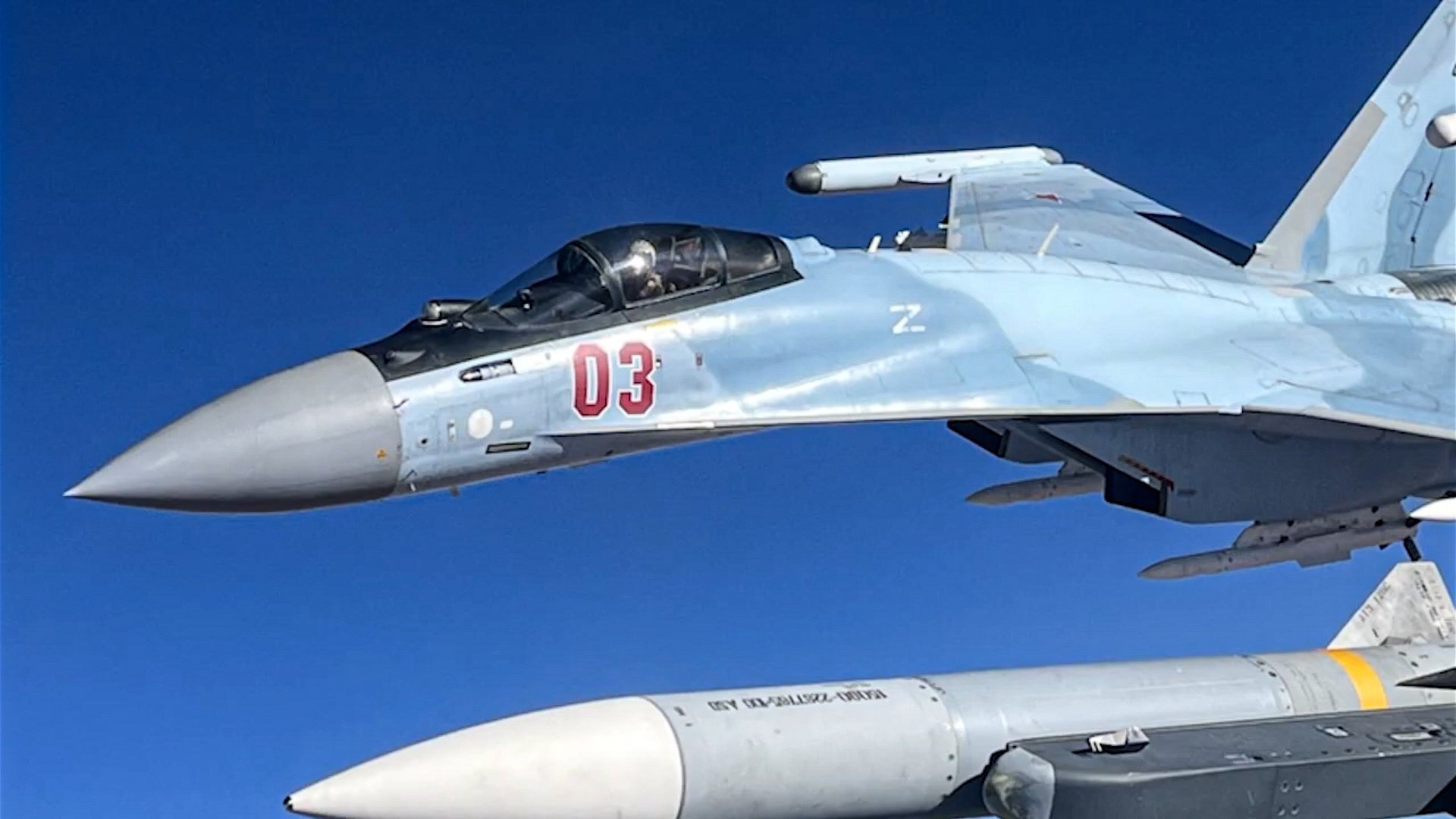 挂着R-77-1的VKS飞行员看着挂着AIM-120C的F-15E，心里在想些什