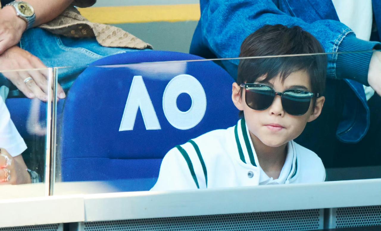 周杰伦儿子澳网戴墨镜火了！

半张脸暴露基因硬实力。

昆凌前几天发澳网vlog