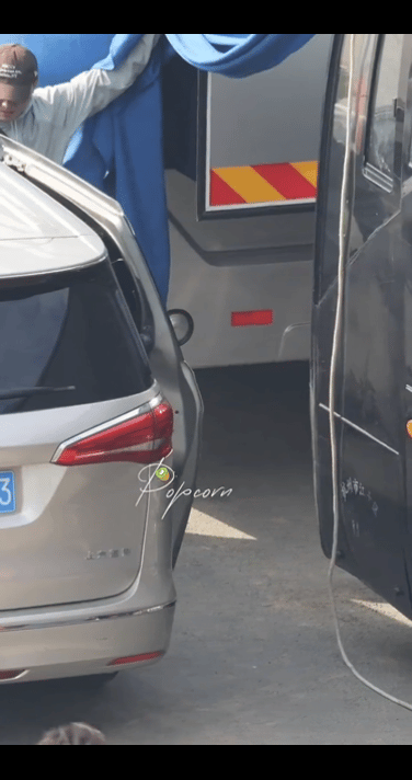 成毅下车差点撞到门快40了，这样真的没事吗[疑问]找个时间带去看看吧[裂开][并