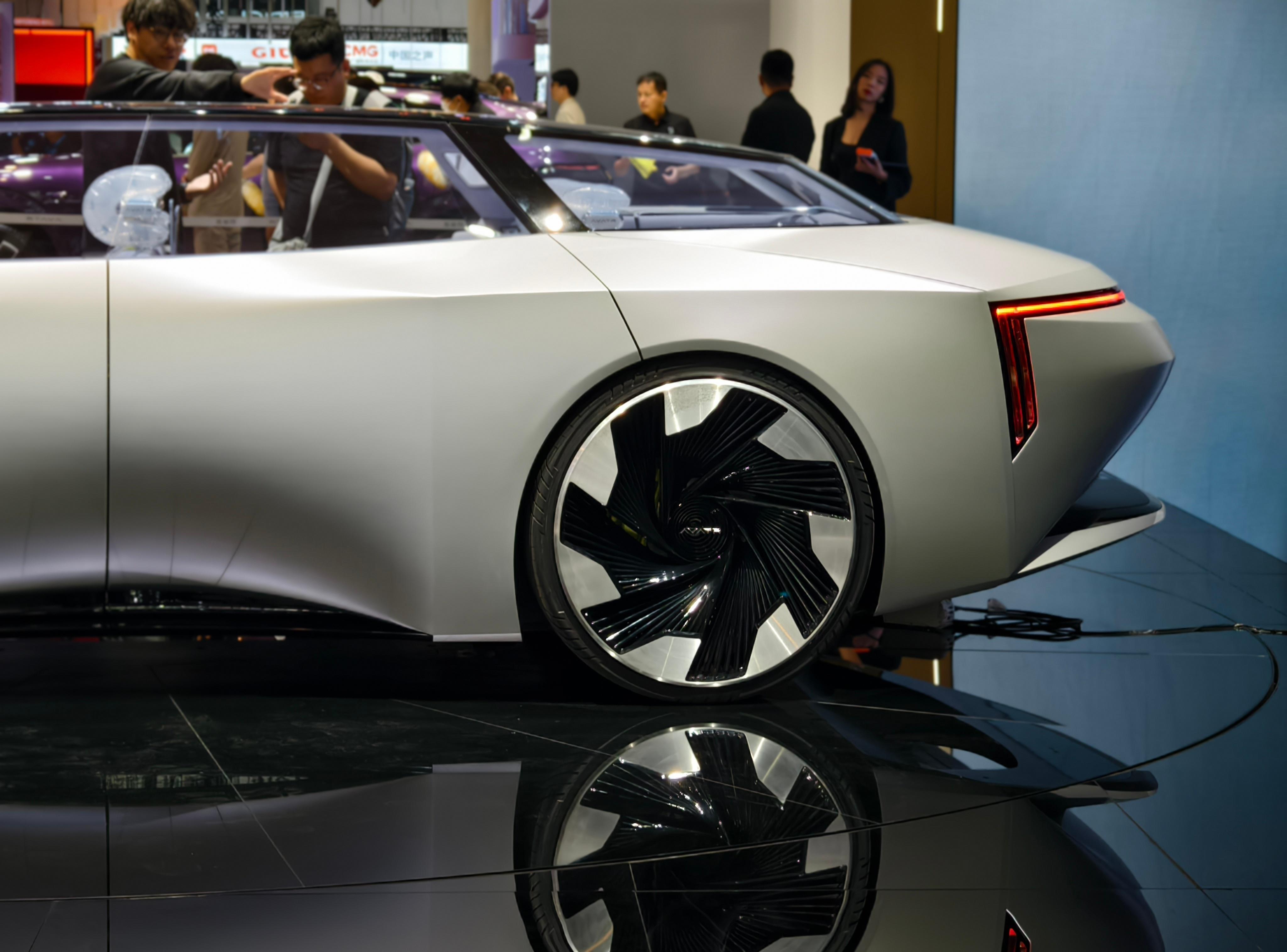 被阿维塔这台概念车的颜值狠狠拿捏了！车身线条像被精准切割过，走近时的光影交互瞬间