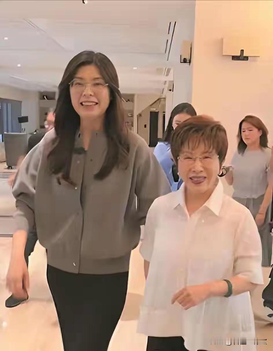 国民党主席郑丽文带队访问大陆，受到高规格接待，迅速冲上热搜！

同为国民党主席，