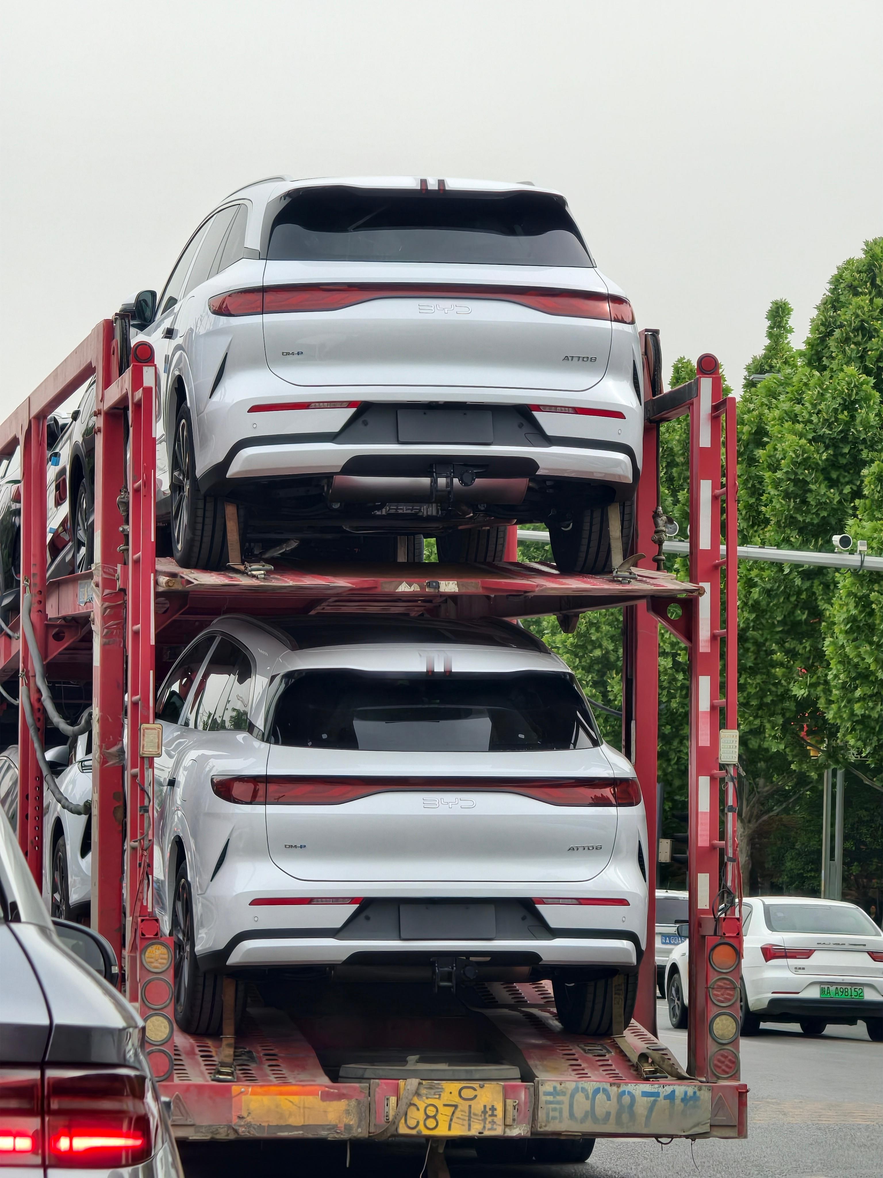 连续两天在路上碰到了装满比亚迪车辆的大卡车，今天总算是拍到了远远望去看外观以为是