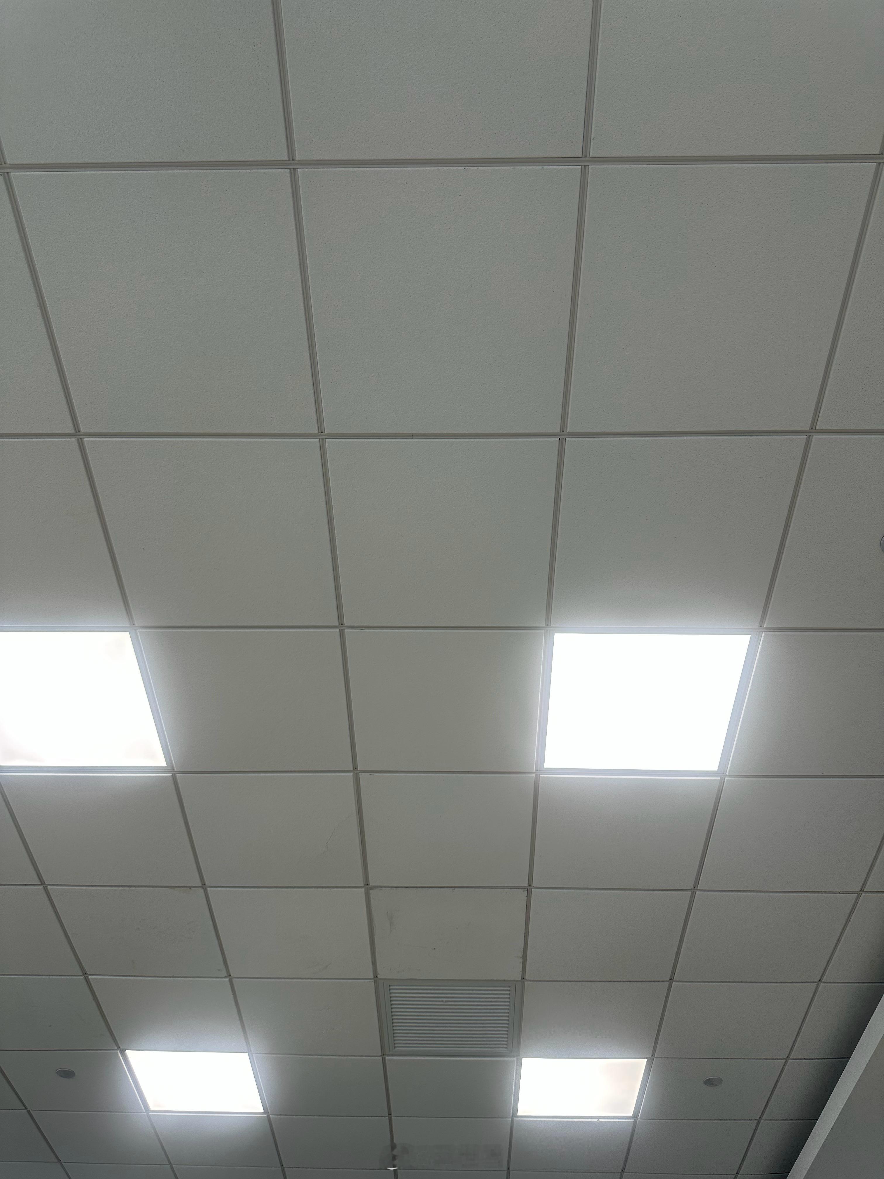 过年搬砖的公司天花板，好像是长这样 