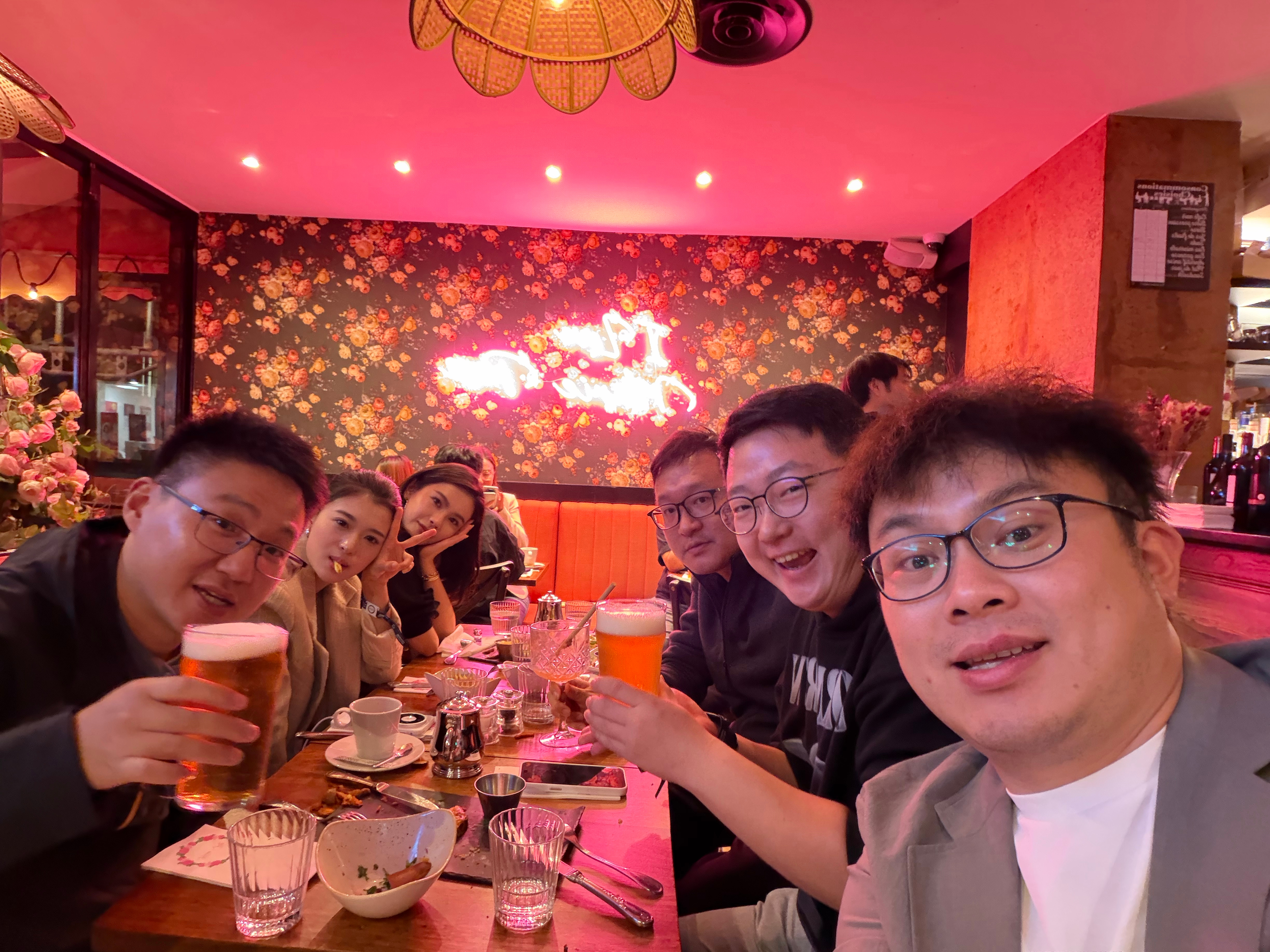 走了一整天，巴黎小酒馆喝一杯。本桌颜值爆表 ​​​