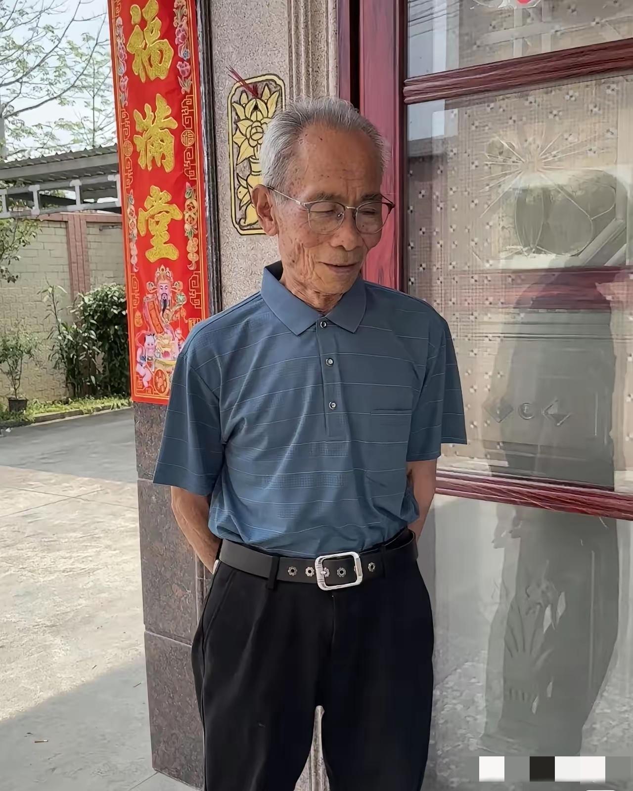 真是佩服我公公！公公今年70，老教师退休十年，早该安享晚年了。哪知道他一年四季，