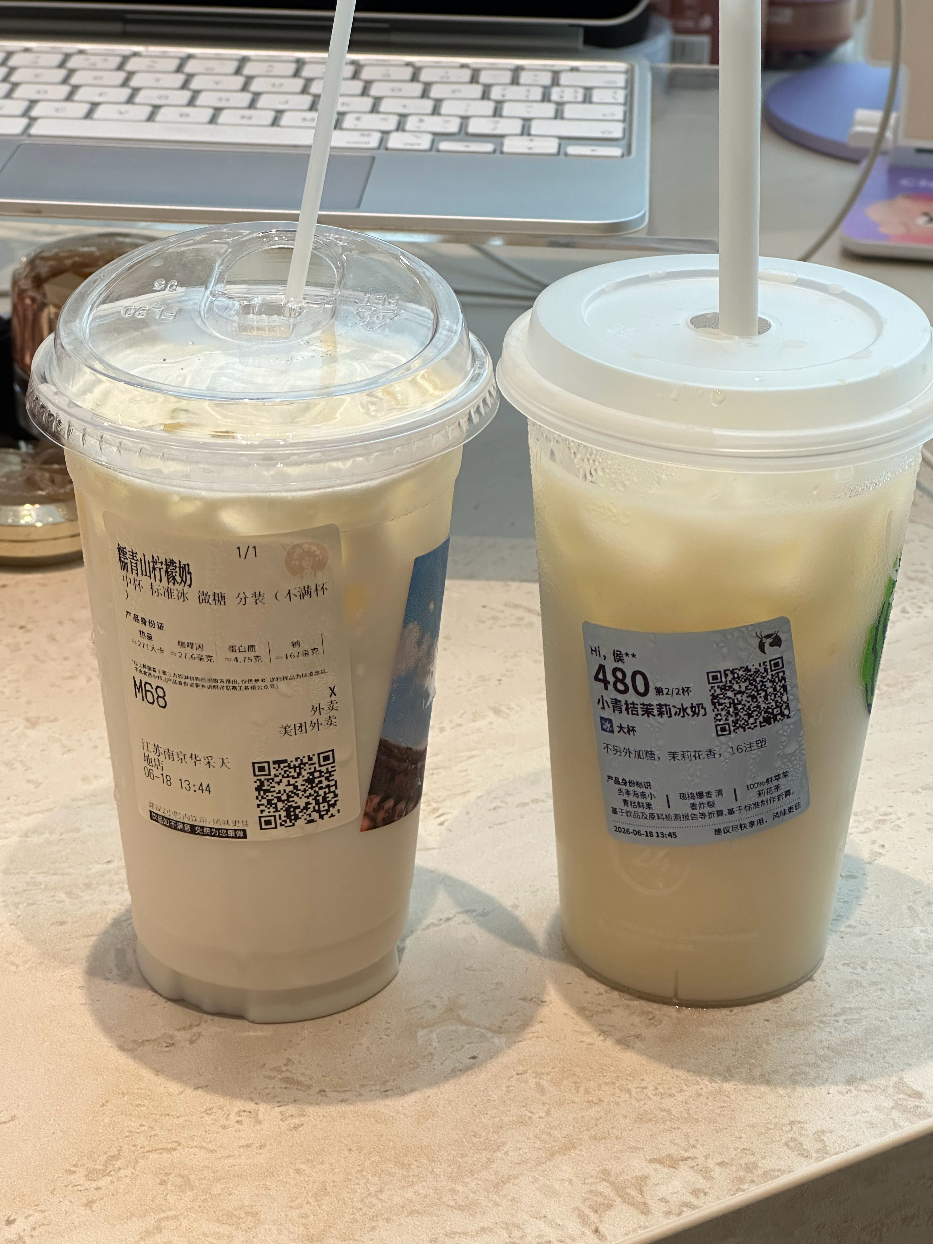 柠檬奶好火 买了瑞幸和霸王茶姬的 瑞幸奶味不够 光酸了霸王茶姬奶味混着糯香我不太