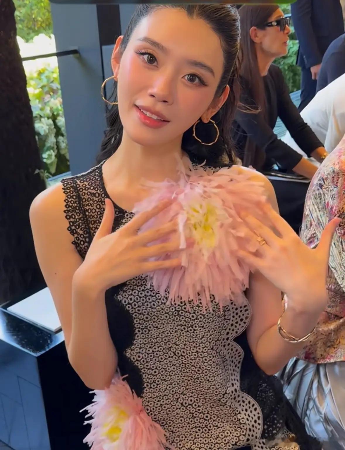 奚梦瑶亮相迪奥秀场！英语口语超级流利，美如花仙子，婚礼后跟迪奥合作更密切了。迪奥