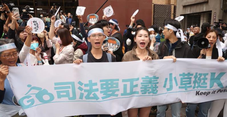 根据台湾地区《选罢法》的条文规定，单一罪名若被判处10年以上有期徒刑，就会丧失参