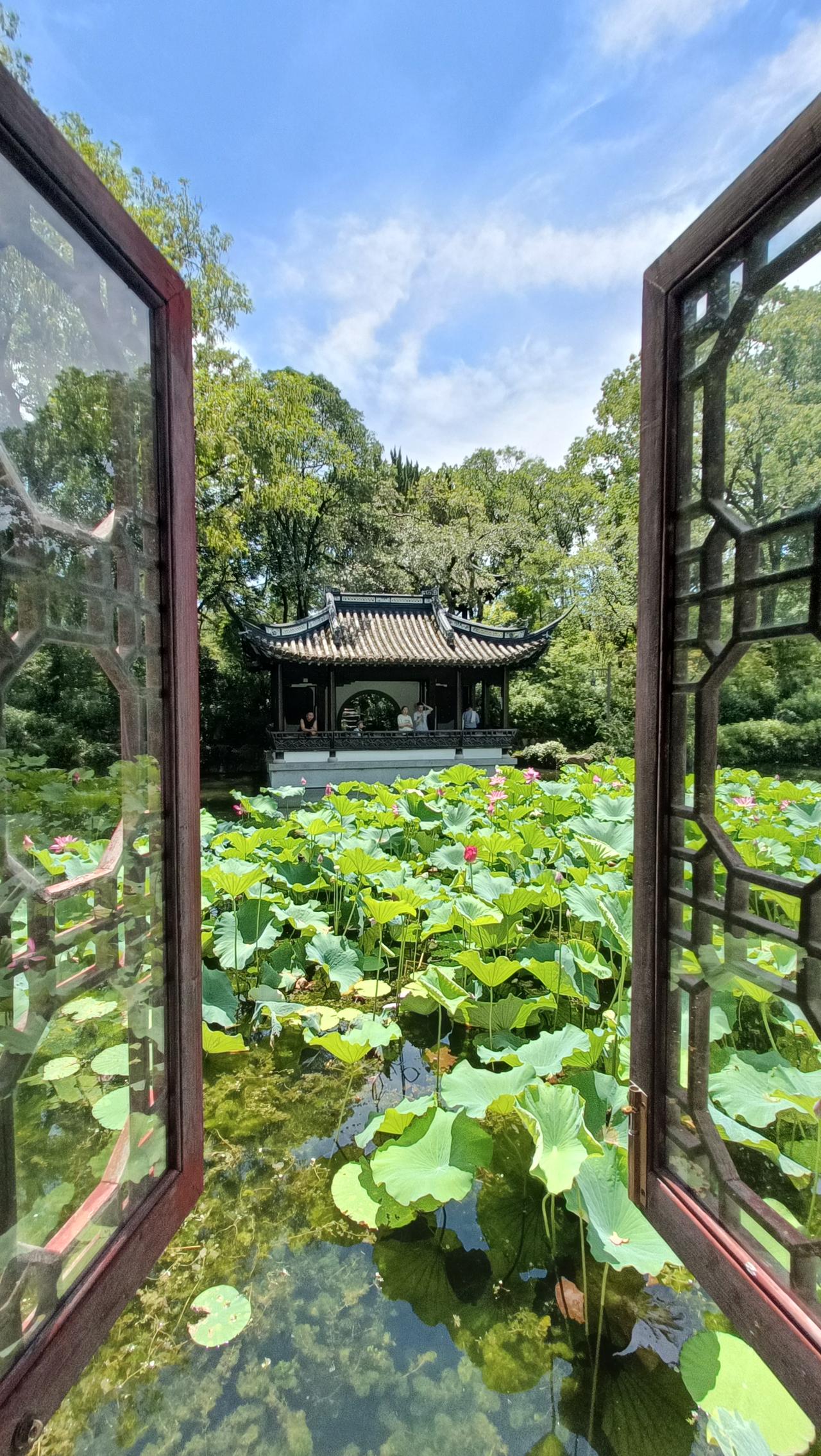 透过古风窗棂，赏荷塘美景，感受东方韵味。
上联：庭院深深深几许，
下联：池塘碧水