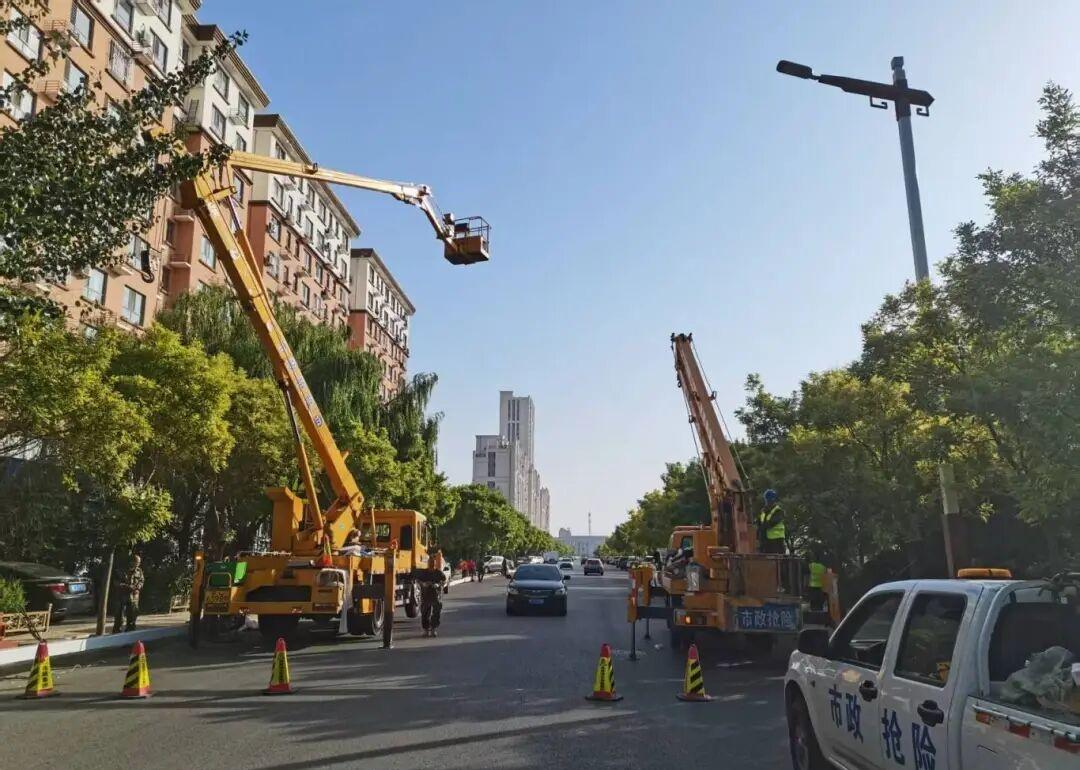 【140盏！临河这些路段有路灯 啦~】近日，记者从相关部门了解到，临河区红铁街（