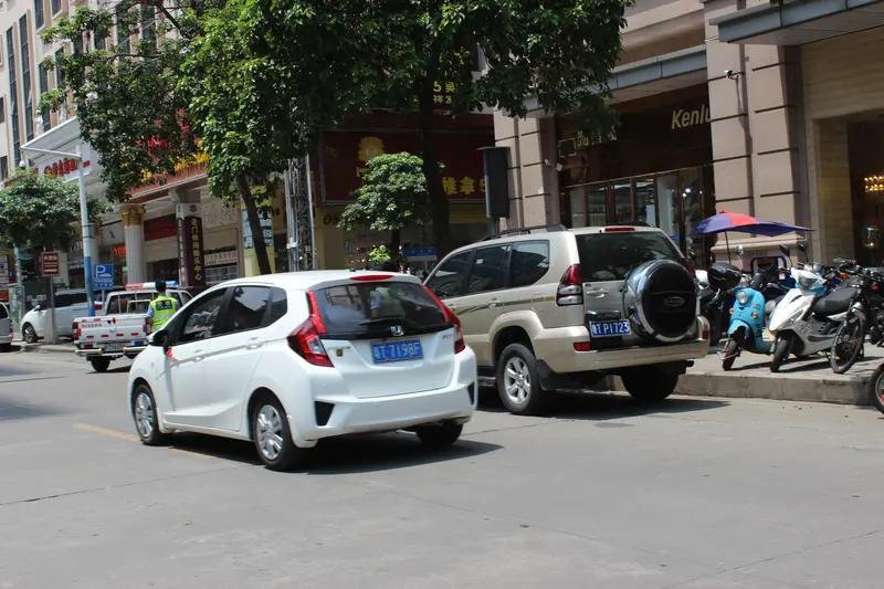 今日在小区散步，碰到物业负责人，便反映了几个小区问题：夏季将至，楼上违规安装的空