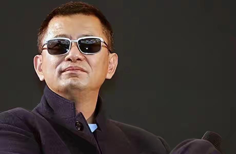 王家卫的嘴可真毒啊！背后蛐蛐人被曝光了，你说以后怎么混，都是圈里人，还都是圈里顶