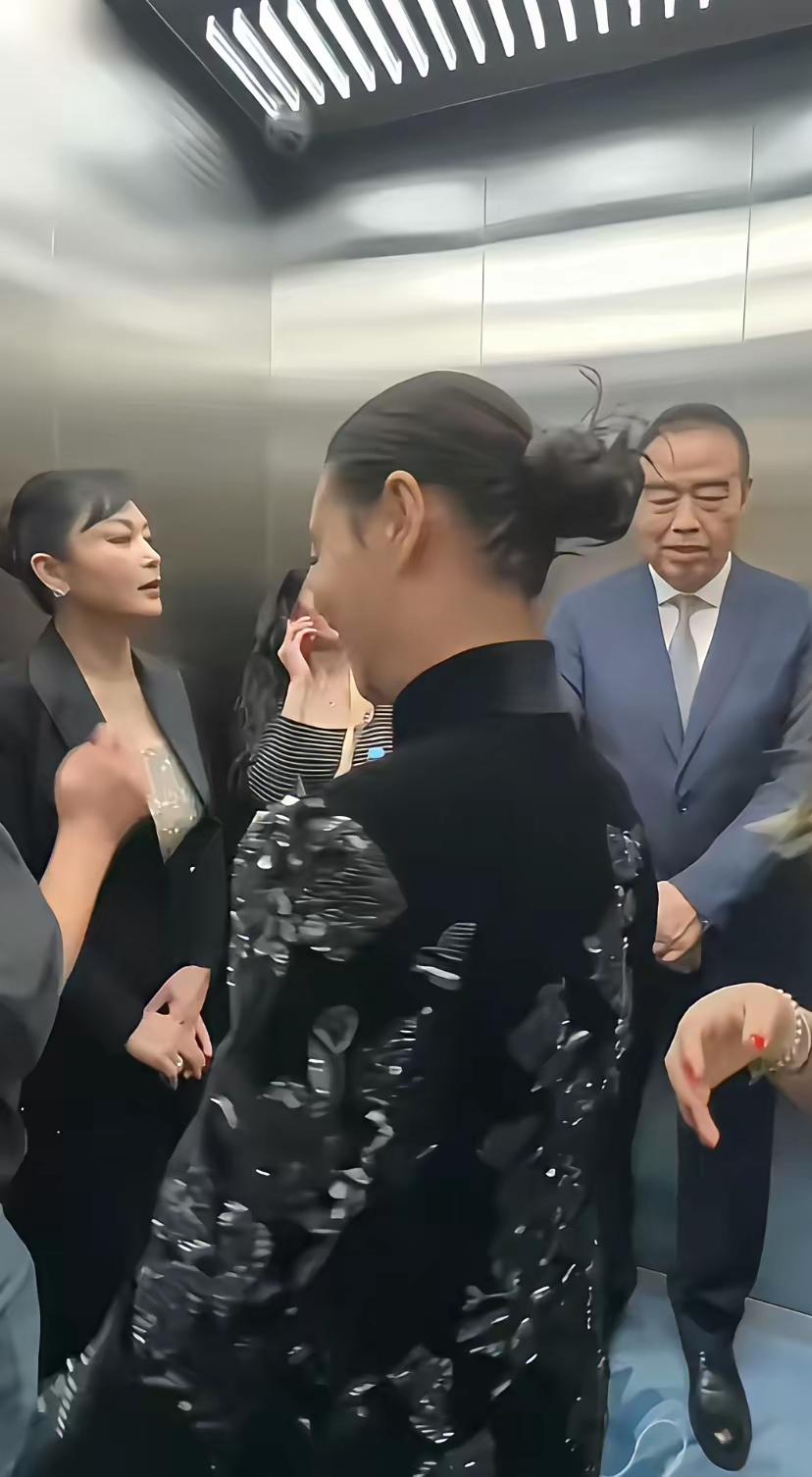 一个电梯里，虽熟却互相陌生，个个不看彼此，保持沉默，骨子里是谁也瞧不上谁！