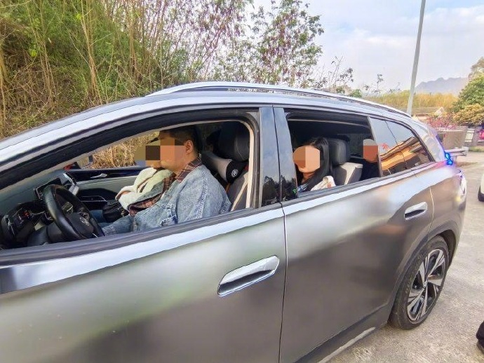 【#黑车司机教唆乘客撒谎被罚8000元#】4月12日，重庆交通执法总队发布消息，