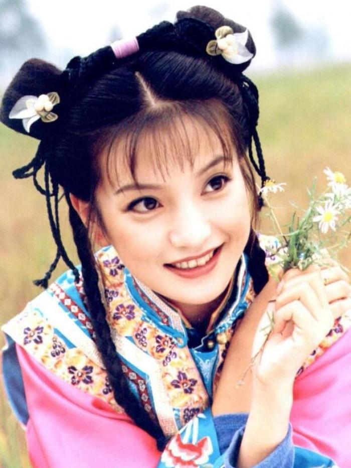 你知道为什么还珠格格又上映了吗？

先确定一件事，清宫剧是干什么的？是一个时代给