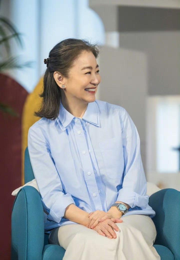 岁月不败美人
72岁的林青霞还是那么好看
穿浅蓝色衬衫的她好嫩呀
看起来也就50