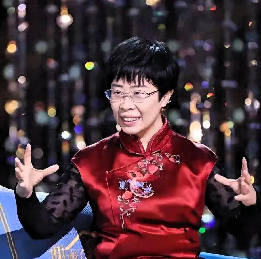 北大才女蒙曼50岁至今未婚，朱迅问她："你最想嫁给谁？"谁承想，她脱口而出说的一