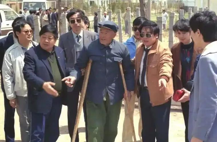 马季和两位爱徒赵炎，冯巩出席一次活动中的一幕。冯巩全家福