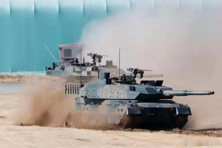 10式坦克炸膛翻车，日本激进扩军终露短板！近日，在大分县日出生台演习场，日本10