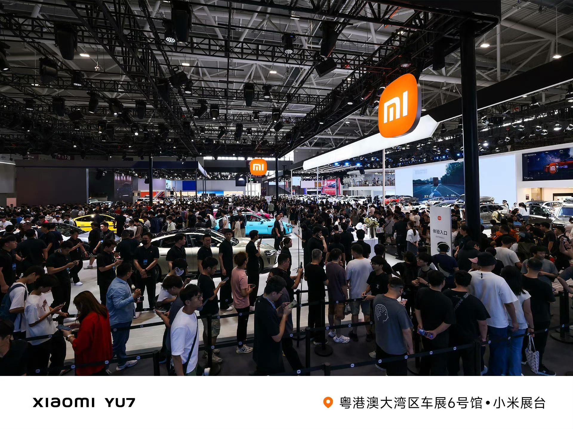 小米展台还真是从来不缺人气，火爆程度应该也刷新了粤港澳车展之最，都是来看YU7的