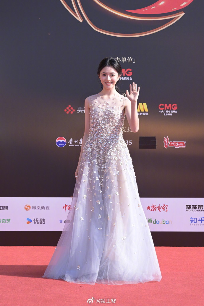 谁懂刘浩存这个编发和头饰哇，真的好好看，下次也请认真搞头发 