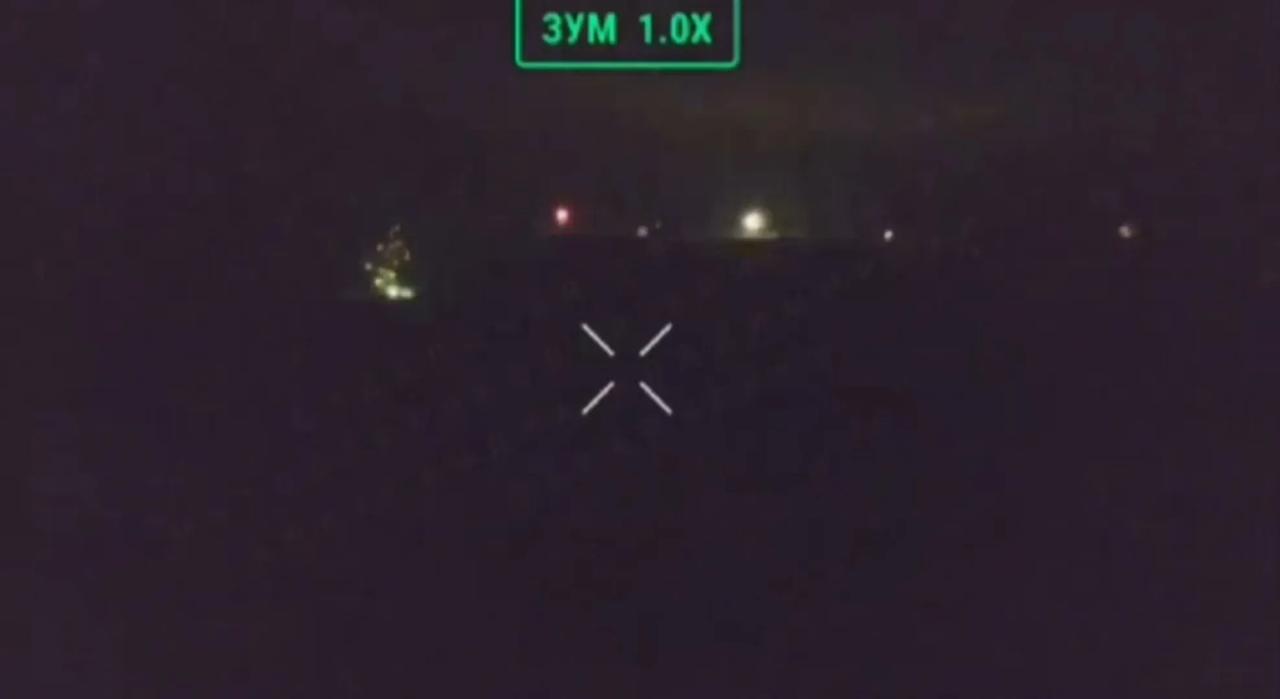 这可不是什么炮火，而是俄军中部集群第51集团军的官兵在完全占领季米特洛夫之后，为