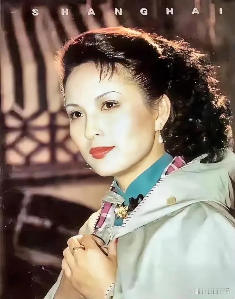 这是哪位女明星？她长相大气，拥有国泰民安之貌，让人看着舒心，在《宋庆龄和她的姊妹