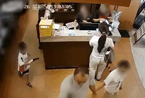 靠一个4岁男孩博流量，知名度是有了，但名声也坏了。稍微懂点常理的人都知道，一个4