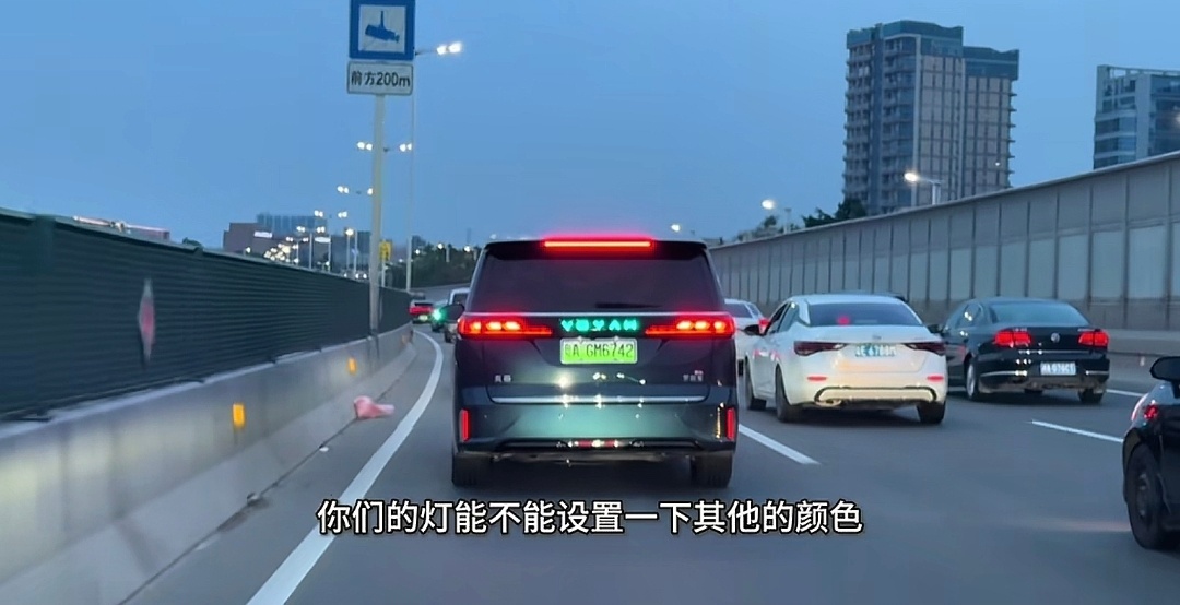 小蓝灯小蓝灯我感觉唯一的问题就是“太亮了”有的品牌已经影响到后车的正常行驶了了，