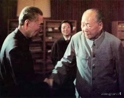 1974年5月29日，伟人与周 总 理最后一次共同会见外宾，最后一次在镜头前握手