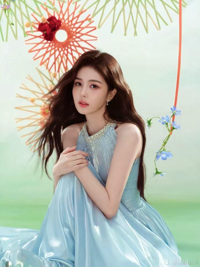 白鹿邂逅明媚旅程白鹿即刻出发 白鹿邂逅明媚旅程，白鹿即刻出发，谁懂这个挂脖蓝裙造